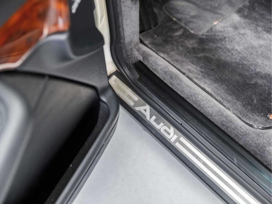 Детали интерьера Audi V8 1990 года  (EU) (фото 49 из 84)